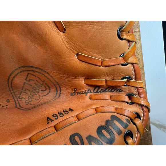 Wilson A9884 12” Broken In Deep Pocket Softball First Base Mitt Right Throw - Picture 6 of 12